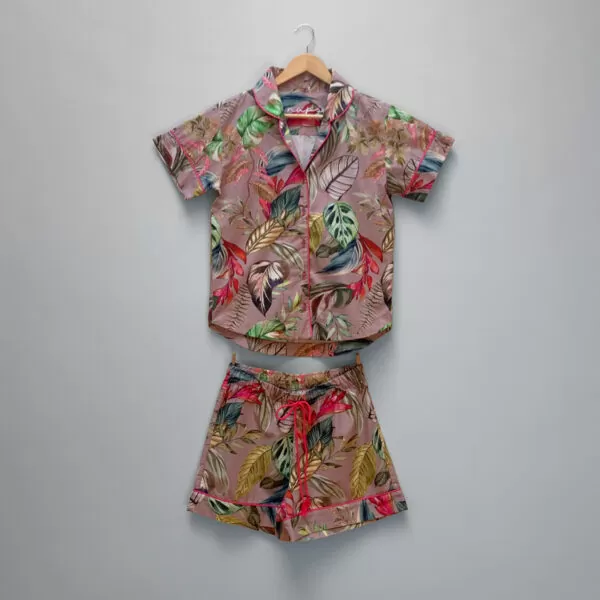 Conjunto pijama feminino Naps na estampa Magia de Verão, em tecido 100% algodão com toque acetinado e modelagem solta, composto por camisa manga curta e shorts